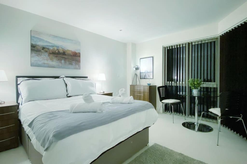 Two Bedroom Luxury Apt With Film Style Swansea Zewnętrze zdjęcie