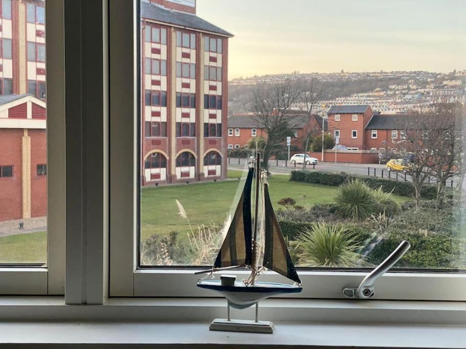 Two Bedroom Luxury Apt With Film Style Swansea Zewnętrze zdjęcie