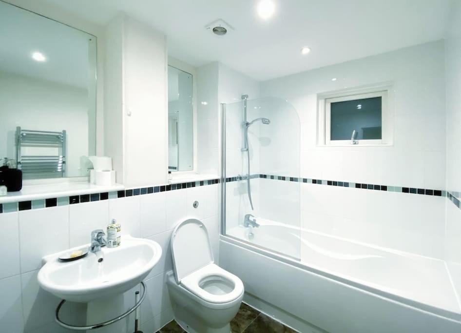 Two Bedroom Luxury Apt With Film Style Swansea Zewnętrze zdjęcie