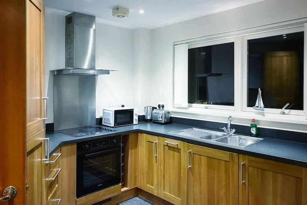 Two Bedroom Luxury Apt With Film Style Swansea Zewnętrze zdjęcie